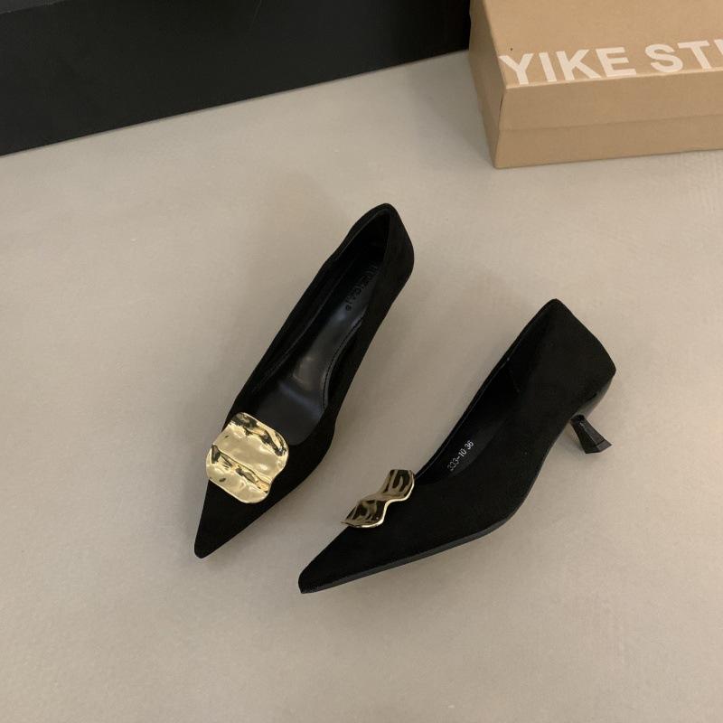 Γαλλικές μυτερές γόβες kitten heel με μεταλλική αγκράφα γυναικείες άνοιξη και φθινόπωρο 2025 νέα σεζόν στιλέτο σουέτ παπούτσια για την εργασία