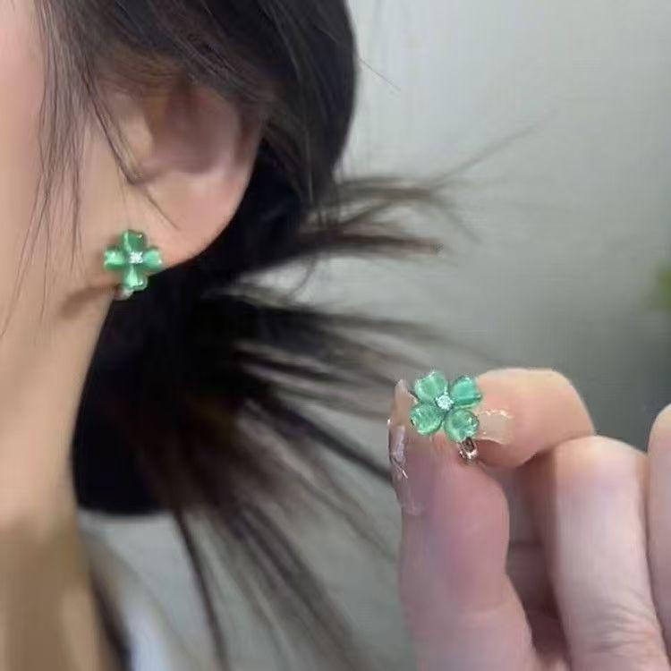 

Cat s Eye Light Luxury Flower Earrings for Women - High-End Versatile Fashion зелёный