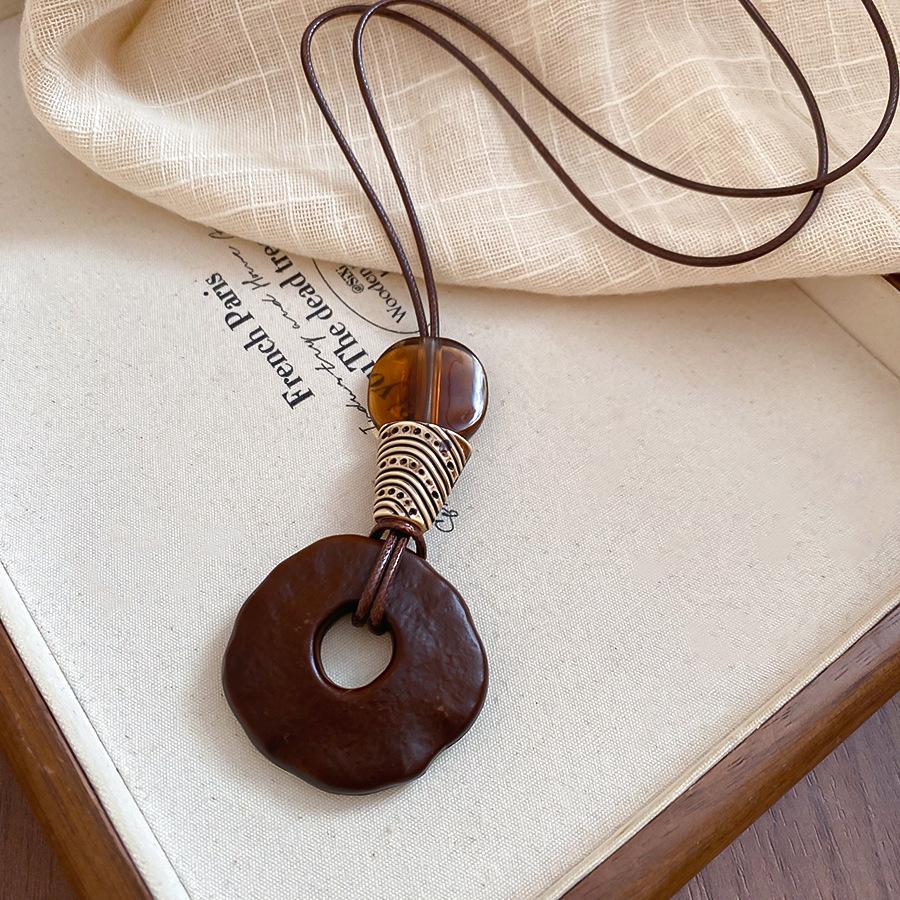 Vintage Resin Wood Pendant Necklaces for Women Brown Irregular Hollow Square Sweater Chain Adjustable Rope Neck Chain Jewelry F