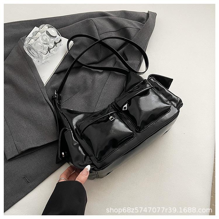 

Large capacity versatile commuter bag niche design practical multi-pocket locomotive bag soft leather texture shoulder messenger bag чёрный