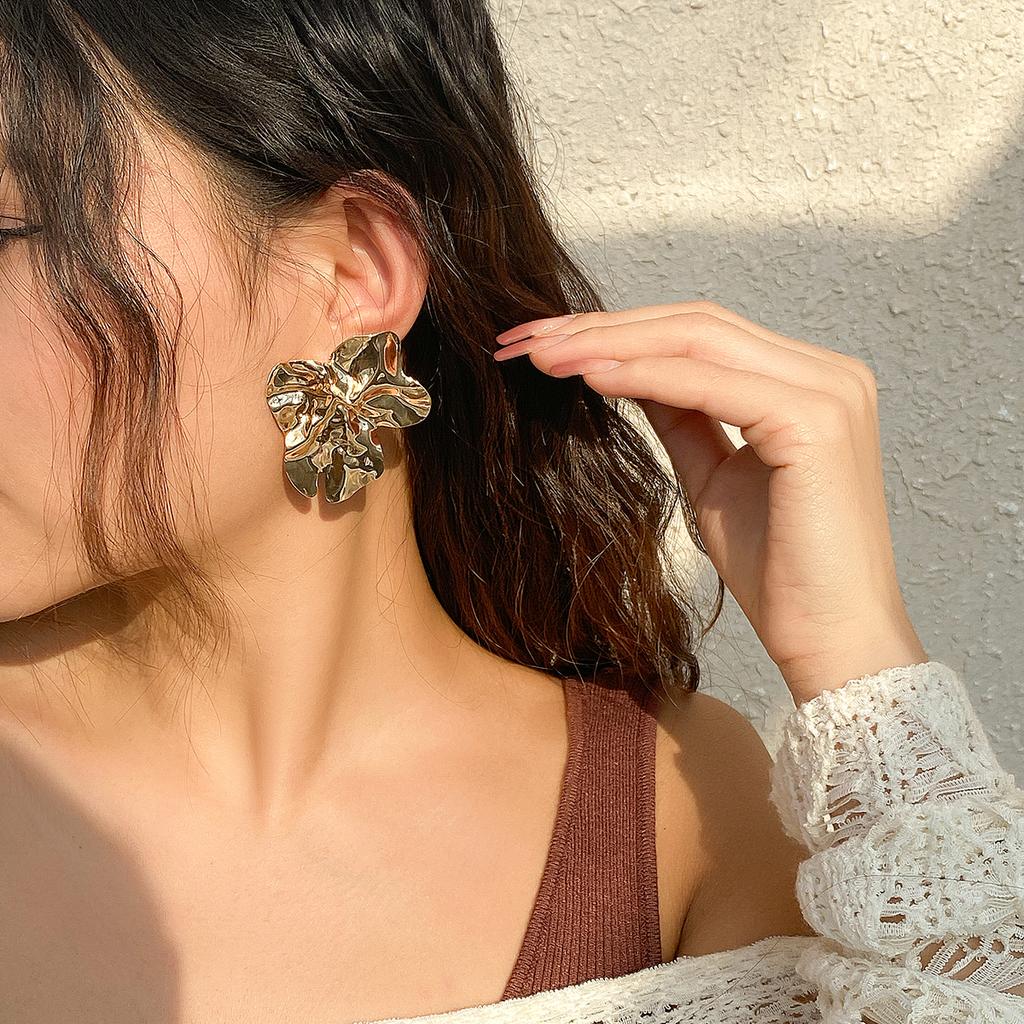 Vintage Elegante Goldfarbene Große Blume Steckerohrringe für Damen Design Unregelmäßige Falten Piercing Ohrringe Party Schmuck Geschenke