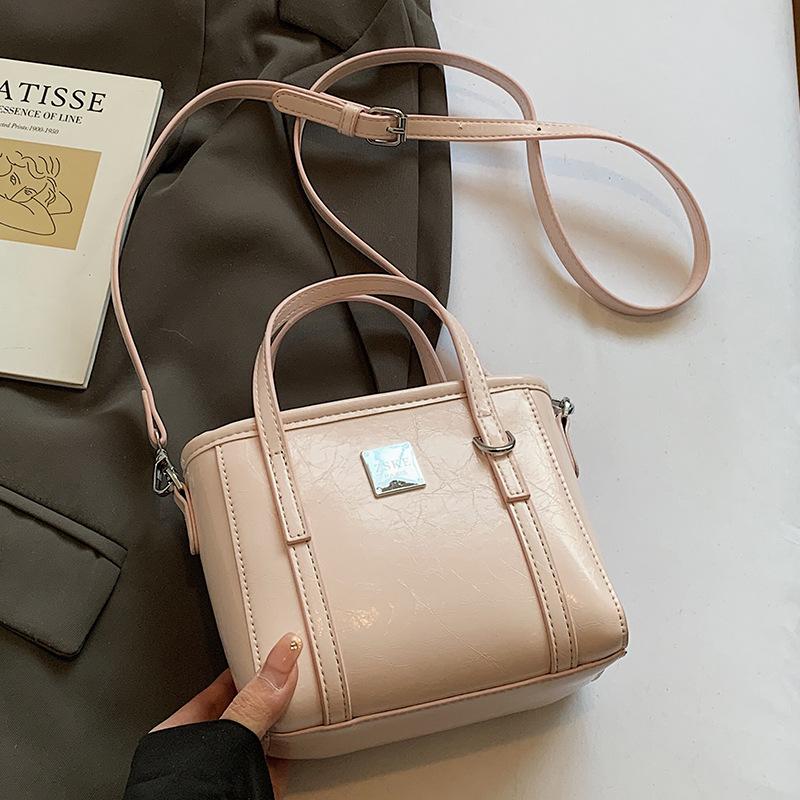 

Spring and summer new products, simple temperament, versatile, portable bucket bag, Korean women s commuting style, advanced sense, messenger bag.