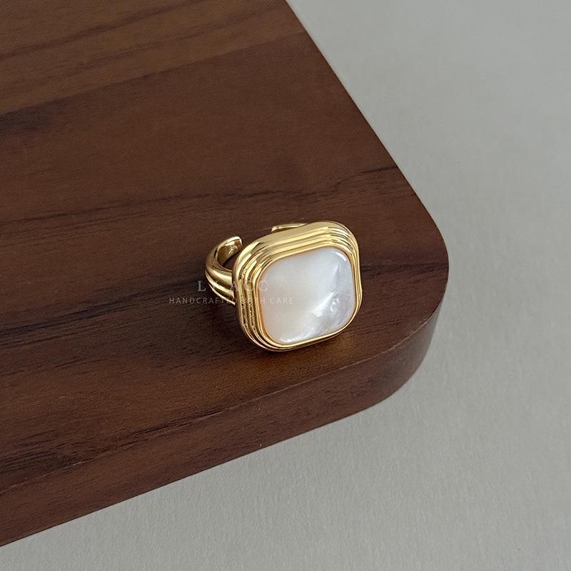 Retro Light Luxury Natural Fritillary Ring Opening Adjustable Love Romantic Light Luxury Gentle Confidence High Sense Ring Woman