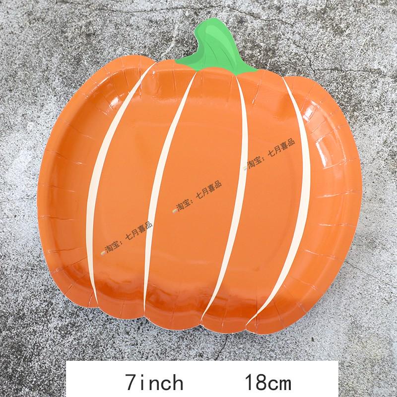 Zestaw zastawy stołowej na imprezę tematyczną Halloween: Obrus dyniowy, Talerzyki i kubki jednorazowe