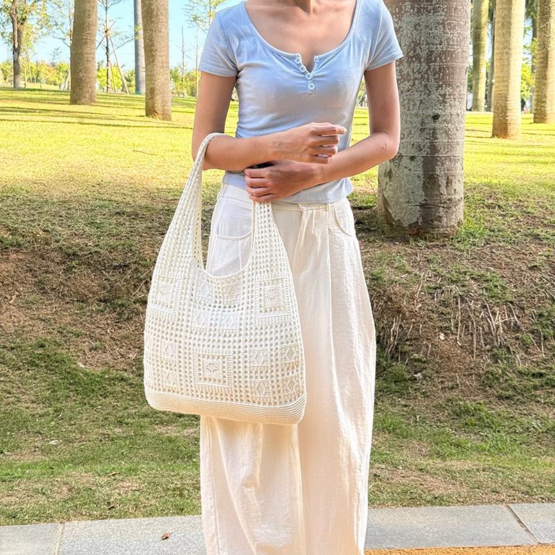 Women's Large Capacity Solid Color Knit Shoulder Bag - Casual Vacation Style, Versatile and Stylish.