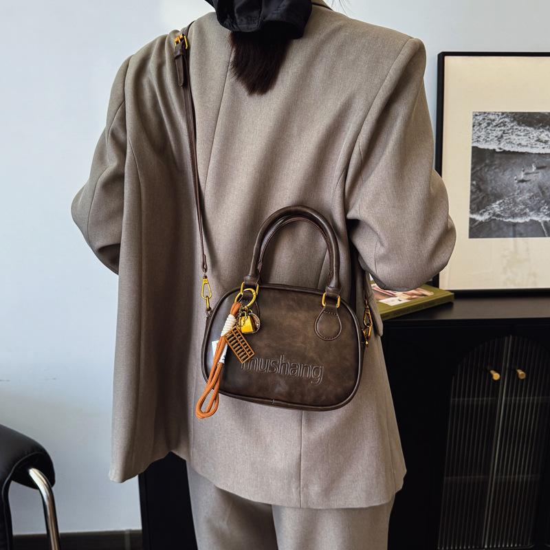 Niche Design Simple Texture Portable Bowling Bag Women's 2025 Autumn and Winter New Fashion Retro Messenger Shoulder Bag