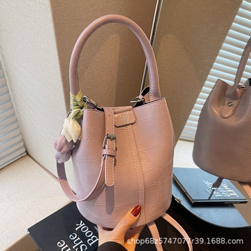 Korean version of fashion retro mother-in-law bucket bag women's 2025 new trendy commuter one-shoulder crossbody bag super hot hand-held bag