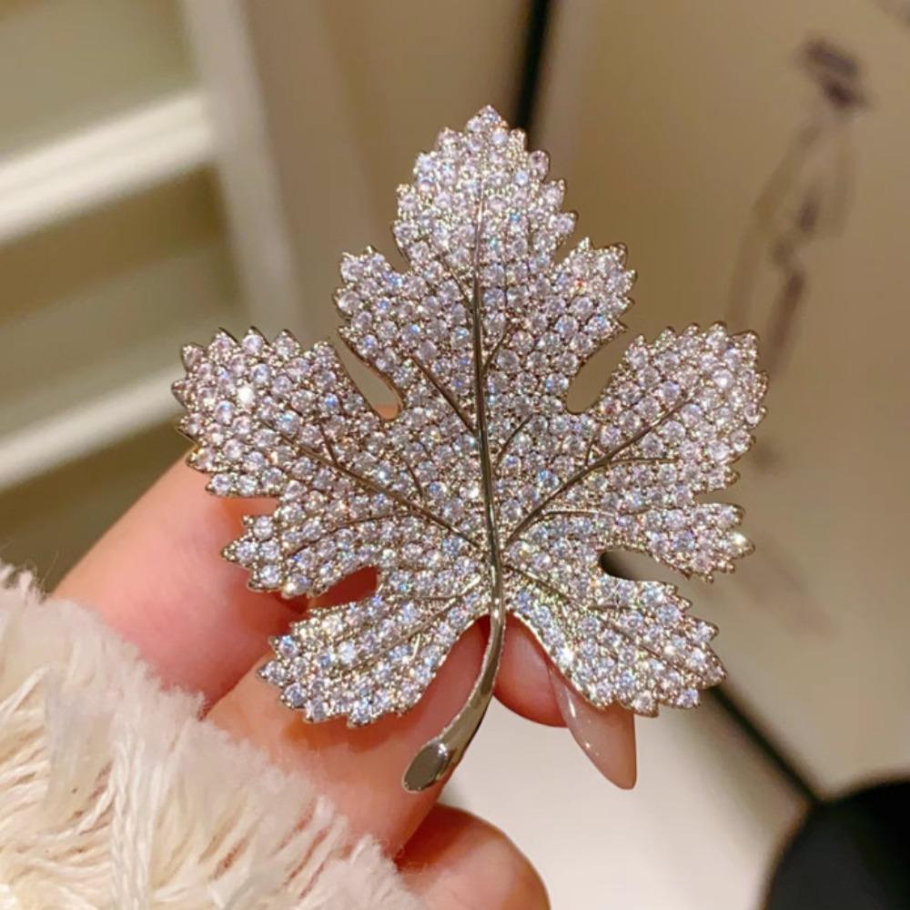 Vintage Sequin Leaf Brooch Trendy Jewelry Maple Leaf Pin Fashion Dress