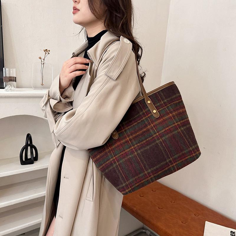 Stylish And Spacious Women's Shoulder Bag In Trendy Wool Fabric For Everyday Use