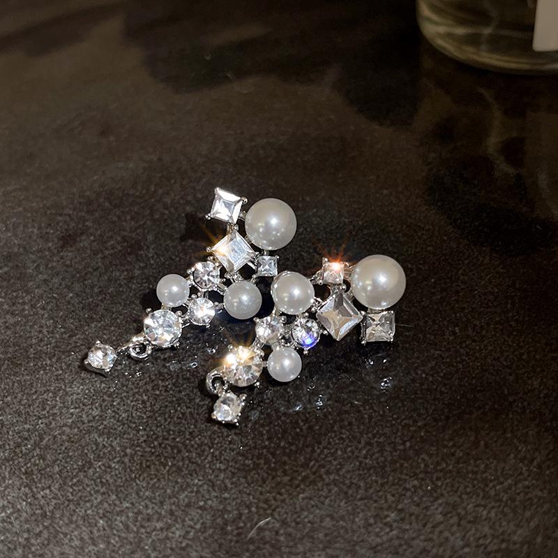 Diamond Heart Flower Silver Needle Earrings: European & American Fashion Square Studs – Niche Commute Style