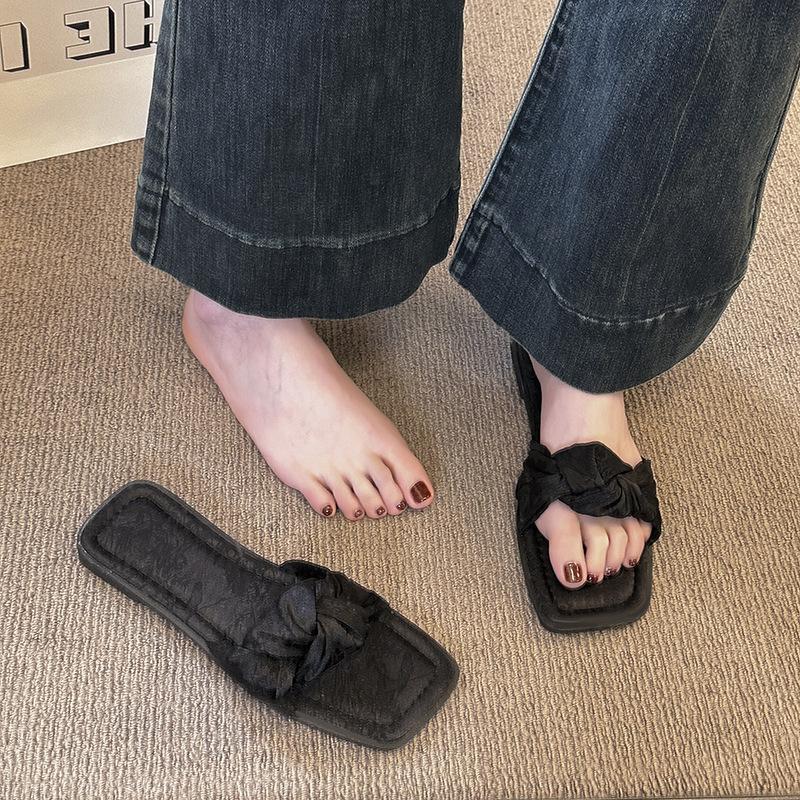 

Satin flat-bottomed cool slippers women s outer wear 2025 summer new high-value wrinkled square head comfortable soft bottom one-word drag 40 чорний