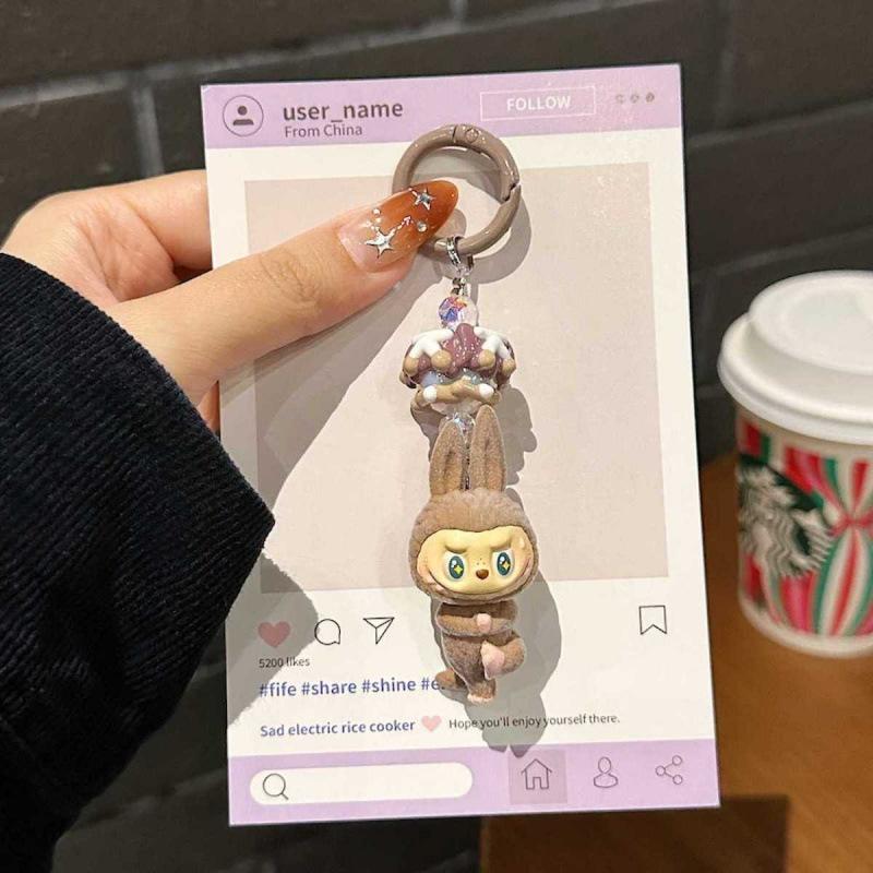 

labubu Серия «Ленивая йога» цепочка для мобильного телефона плюшевый стиль трендовый легкая роскошь подвесной стиль для сумки противоударный