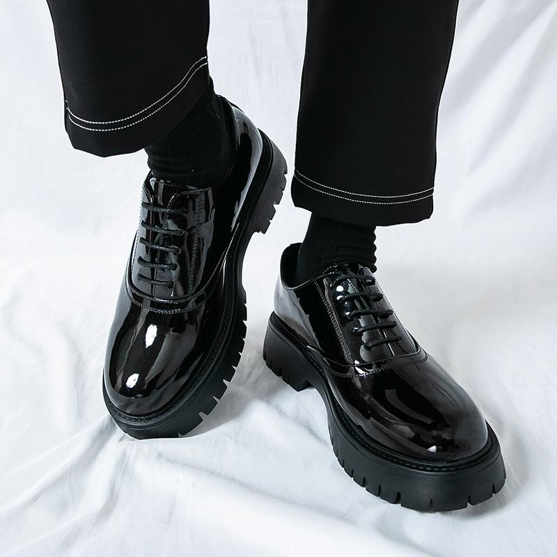 Nuove scarpe in pelle con plateau rialzanti, testa larga, vernice lucida, scarpe casual con tacco alto, parrucchiere