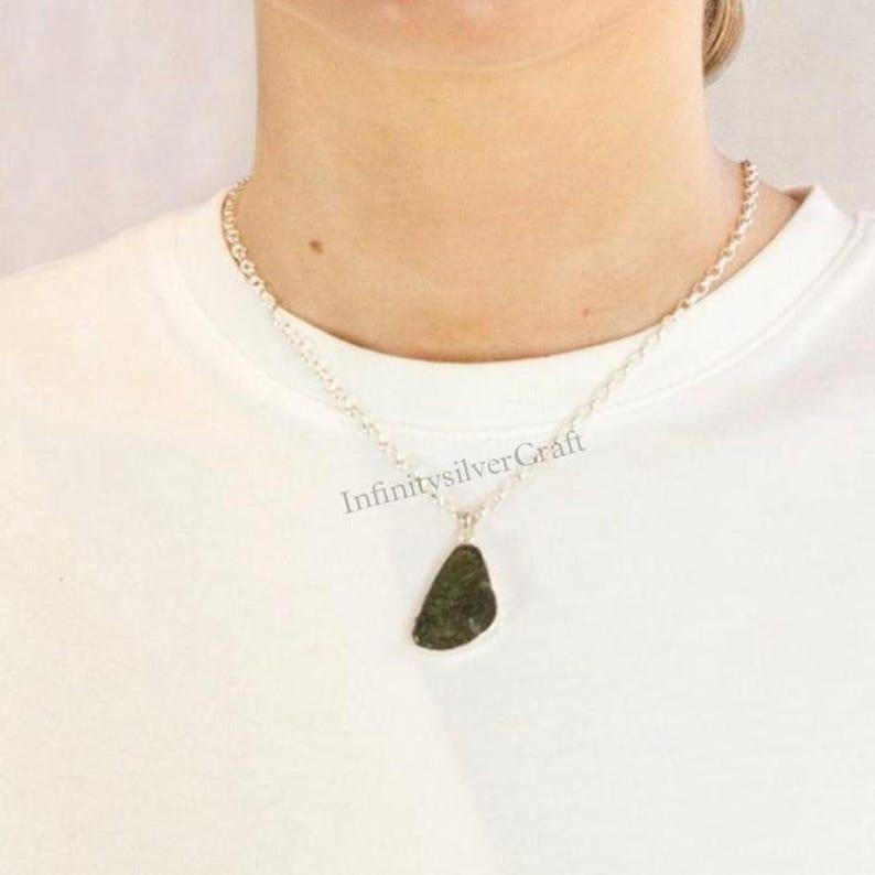 

Подвеска ручной работы из цельного серебра 925 пробы с драгоценным камнем молдавит, эффектное женское кольцо, подарок для нее. зелёный