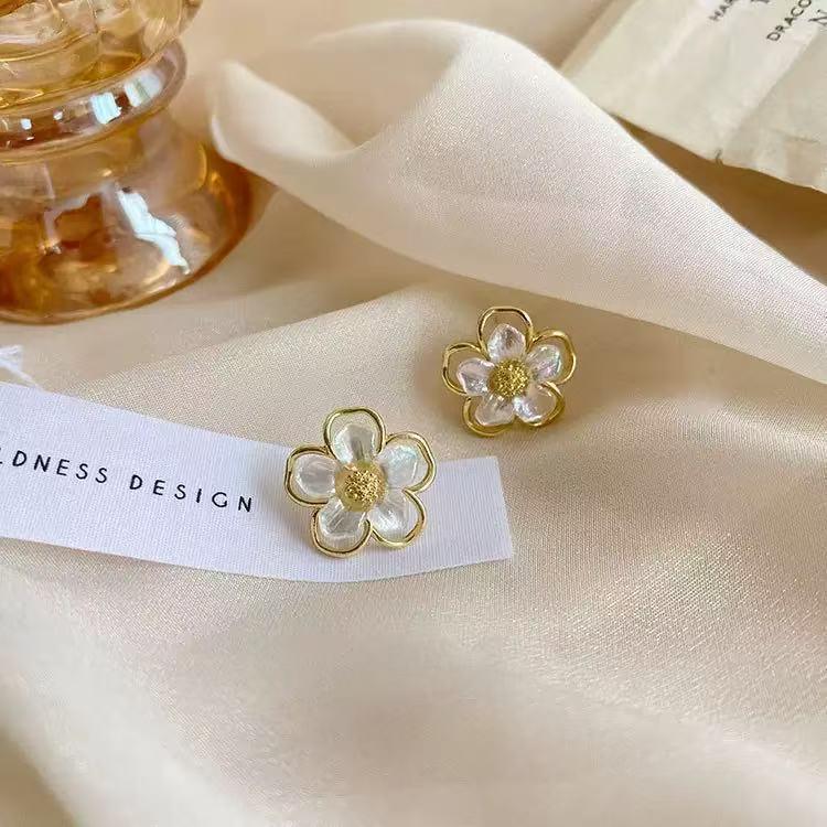 Elegant Butterfly Pearl Earrings: 925 Silver Niche Design, High-End Luxury Ear Studs & Hoops for Women.