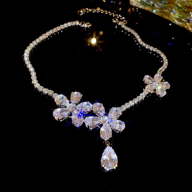 

Элегантный французский набор ювелирных изделий с бабочками из циркония: Ожерелье и серьги