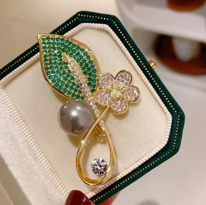 Super Beautiful Crystal Green Leaf Plant Flower Brooch for Women Banquet Corsage Elegant and Versatile Pearl Suit Pin