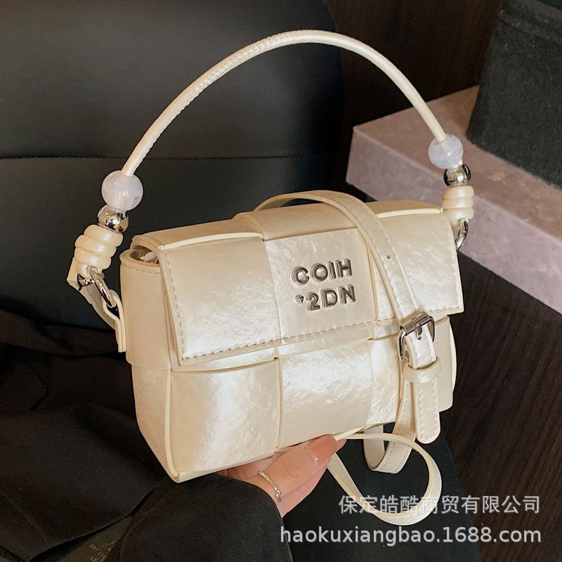 Niche design bag women's spring and summer 2025 new fashion shoulder messenger bag fashion high sense woven small square bag