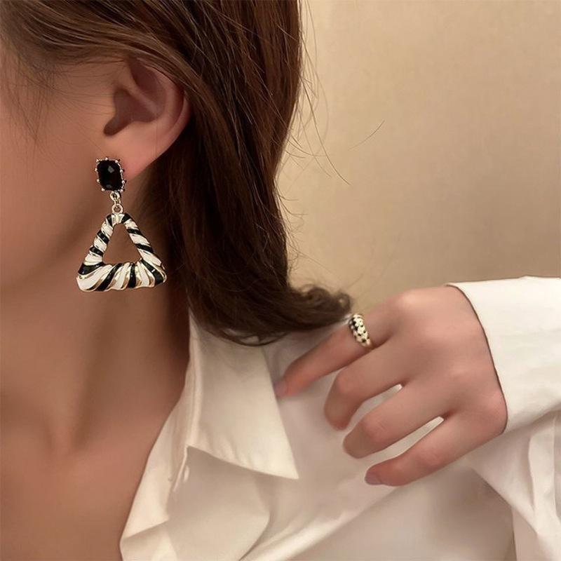 Vintage Black White Stripe Pendant Earrings For Women Retro Exaggerated Circle Dangle Drop Earrings Fashion Jewelry Party Gift