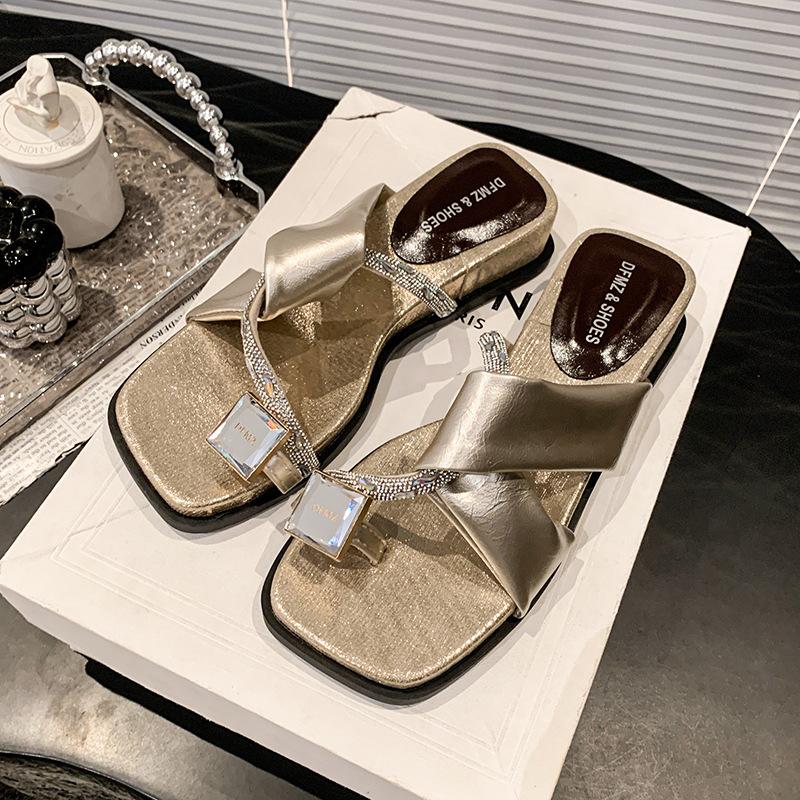 

Stylish and simple set of toe women s sandals summer 2025 new metal square buckle retro niche square head soft sole word 40