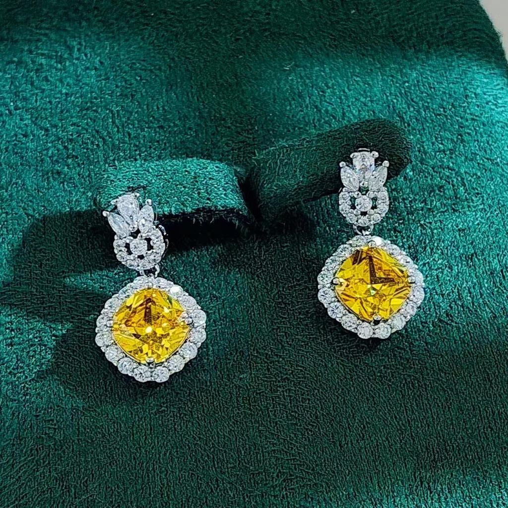 Temperament: Versatile light luxury, high-end super glitter, diamond crown, zircon stud earrings, pink gemstone sugar cube earrings