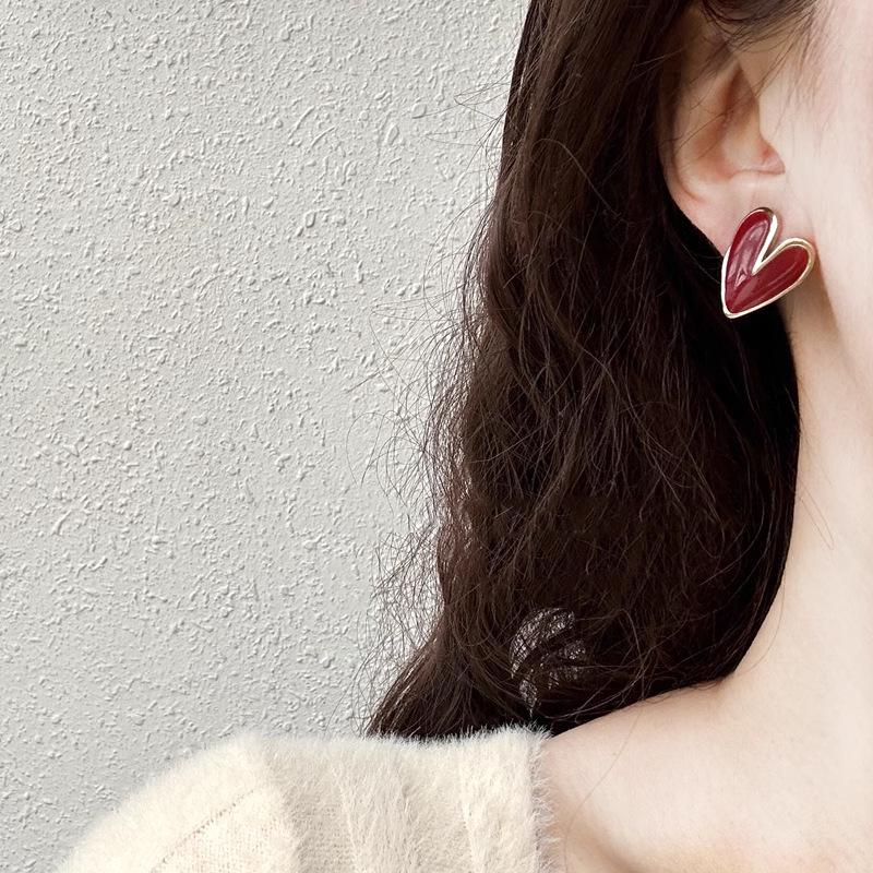 Luxury Red Heart Ear Clip: No-Piercing, Painless Fashion Accessory