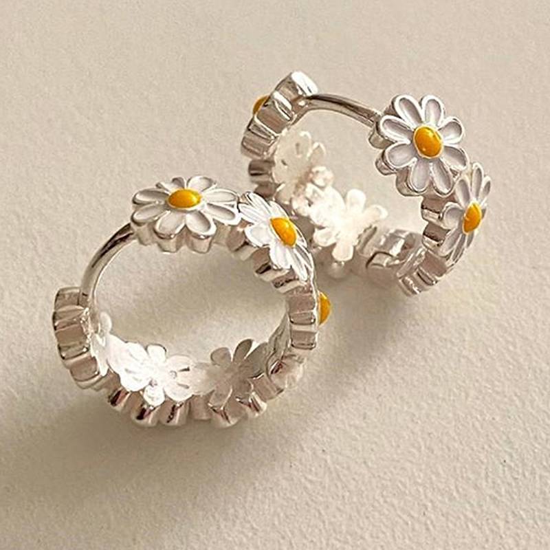 

Huitan Charming Daisy Flower Shaped Women Hoop Earrings Fresh Style Party Wedding Accessories for Lady Daily Trendy Zircon Gift