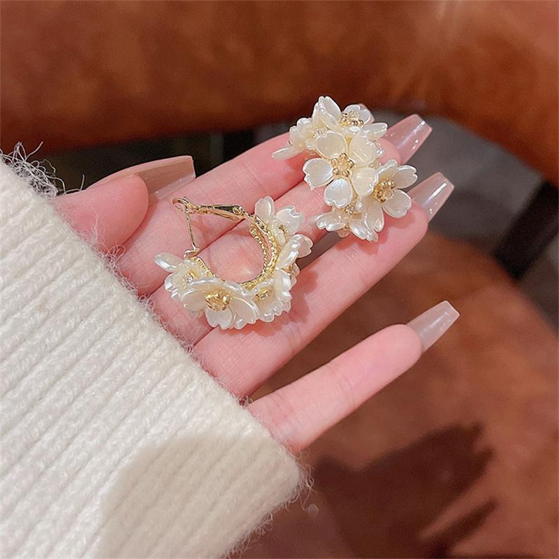 1Pair Sweet Temperament Pearl Flower Earrings For Women Girls Exquisite High-End Light Luxury Flower Earrings Jewelry Accessory