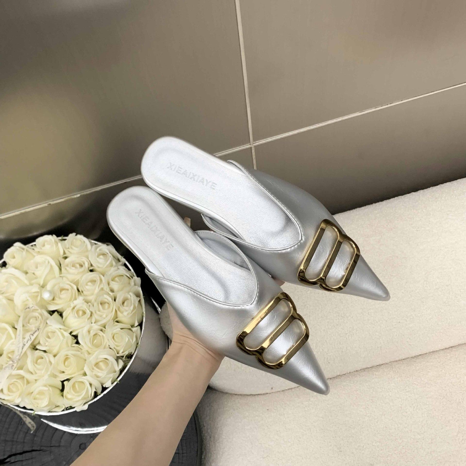 

Баотоу полушлепанцы женские для улицы 2025 лето новые металлическая пряжка острый нос модные сандалии плоская подошва мюли 39 серебряный