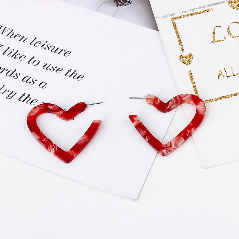 European, American, Japanese, and Korean fashionable leopard print earrings acrylic sweet and sexy heart-shaped earrings