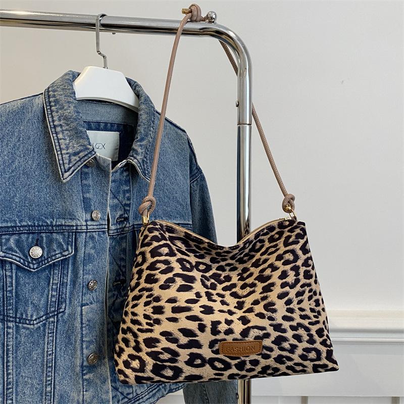 Popular Bucket Large Capacity Bag Women 2025 New Internet Celebrity Retro Leopard Print Shoulder Armpit Bag Tote Messenger Bag