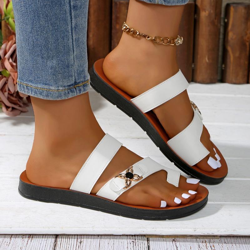 Fashion Clip Toe Flat Slippers for Women Summer New Beach Metal Sandals for Women Fashion Soft Bottom Non-slip Women's Shoes Flip Flops