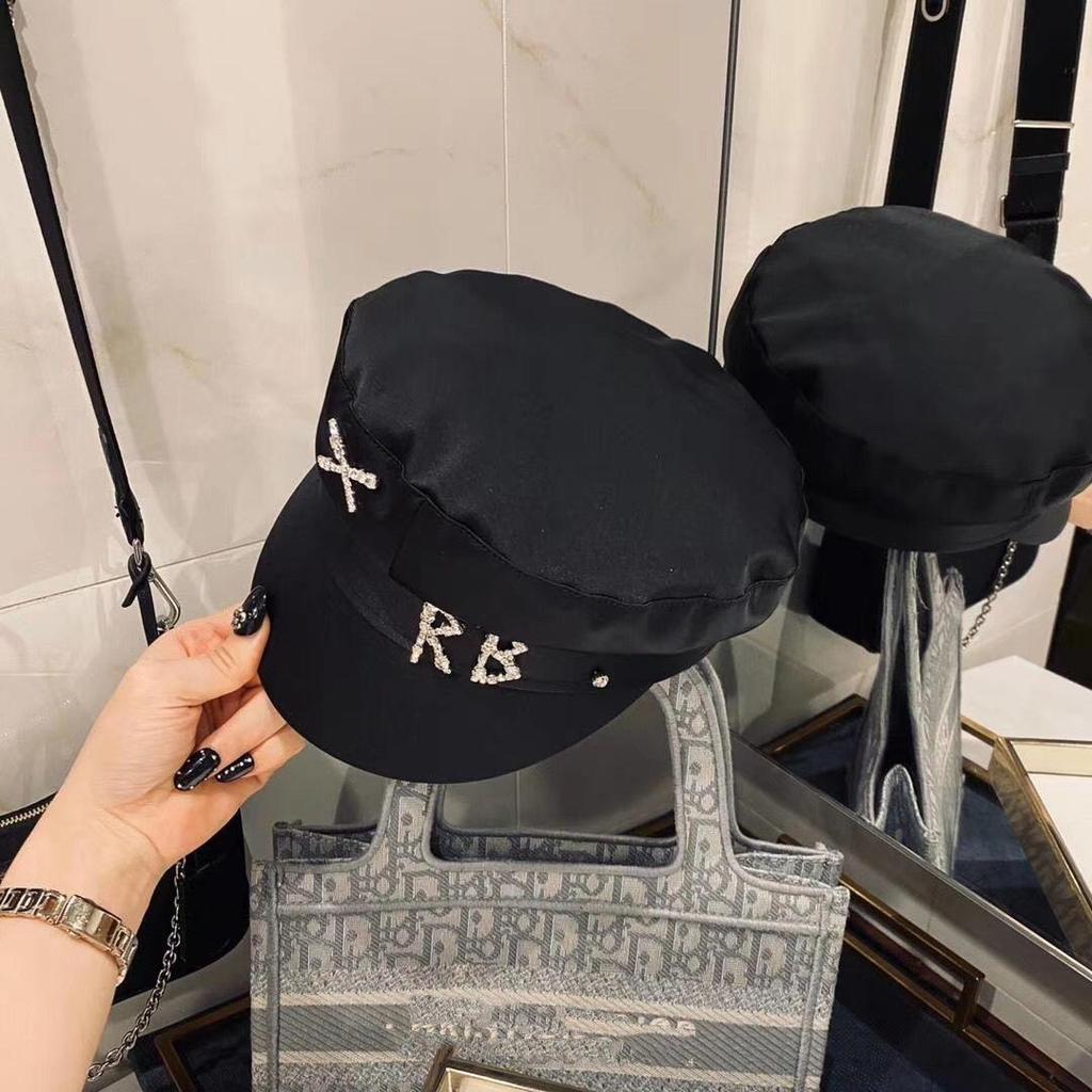 Beret satynowy w kolorze granatowym z cyrkoniowym napisem - Modna, oddychająca czapka gazeciarza