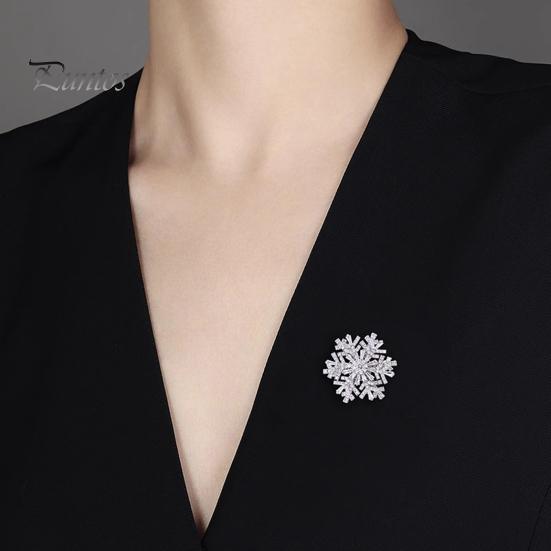 Holiday Party Jewelry Snowflake Brooch Pin for Women, Rhinestone Alloy Lapel Coat Embellishment Pin, Decorative Accessory Coats Sweaters Suits Dresses