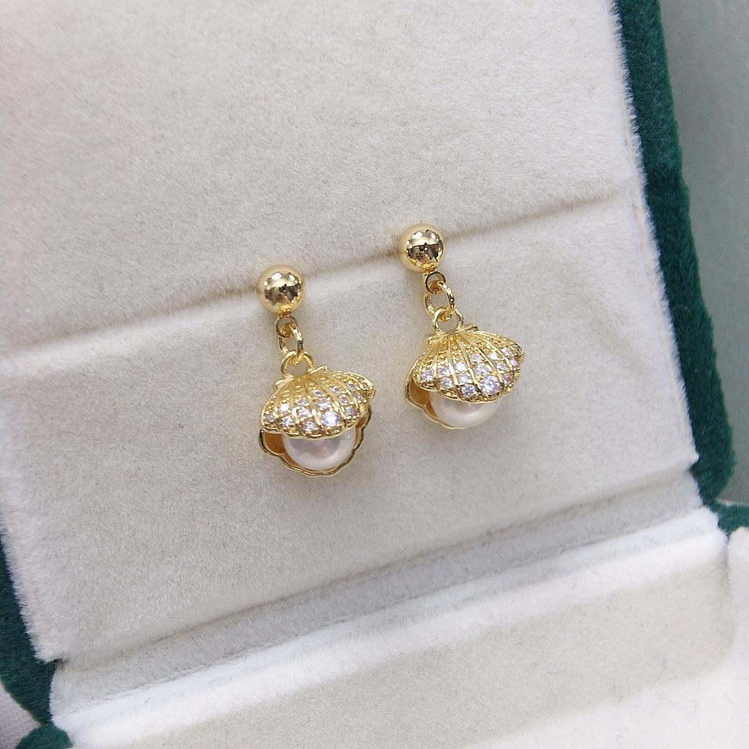 

Exquisite Pearl Stud Earrings with Zircon-Inlaid Open Shell - Fashionable and Versatile Jewelry білий