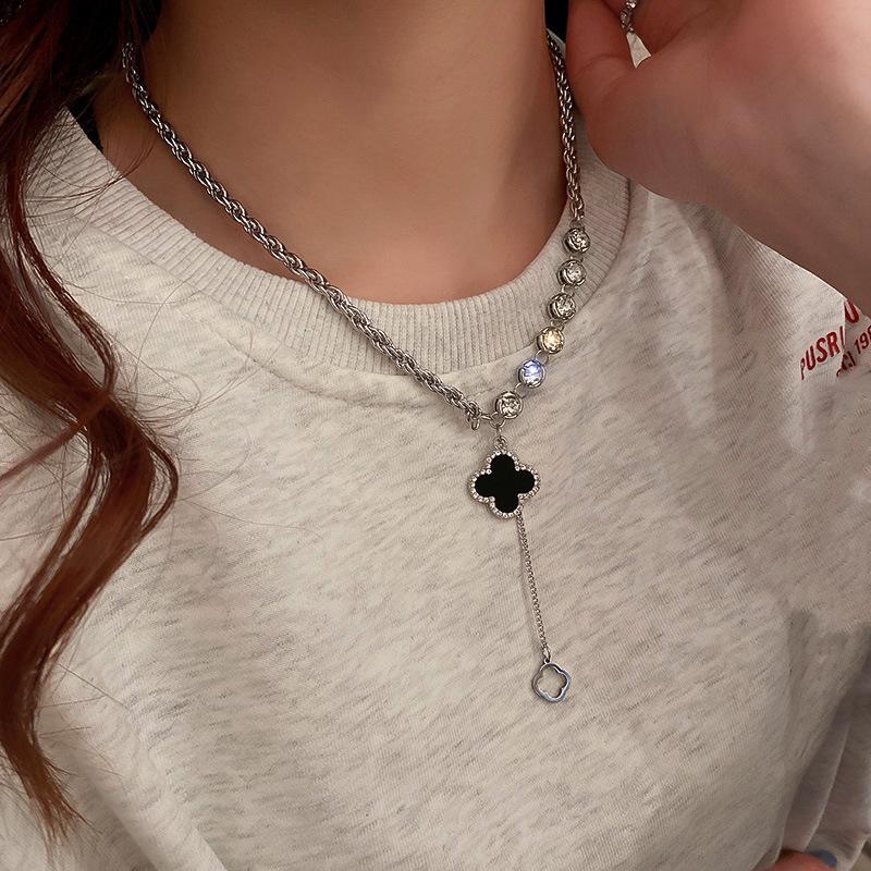 

Autumn and winter sweater chain titanium steel does not fade long high-end versatile style niche double-layer four-leaf clover necklace