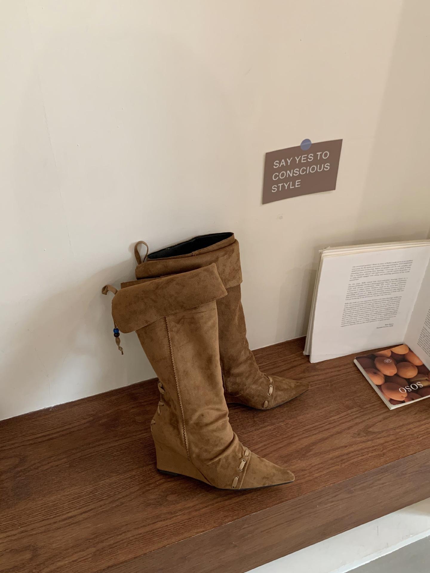 

Pleated pointed Chelsea boots wedges straps 2025 autumn and winter new retro niche Maillard high boots 39 коричневый