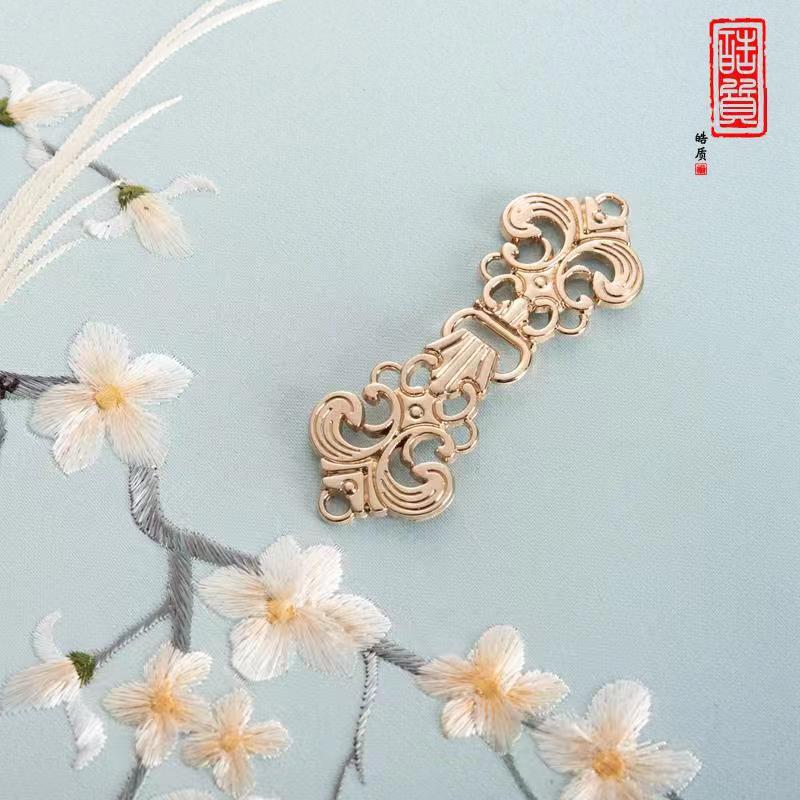 Retro Chinese Alloy Shawl Clip: Creative Hollow Scarf Buckle, Double Sweater Clip Brooch Travel Accessory.