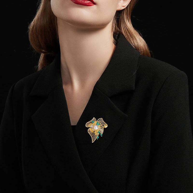 Vintage Hollow Leaf Pearl Brooches For Women Green Color Crystal Rhinestone Flower Lapel Pines Clothing Party Accessories Gifts