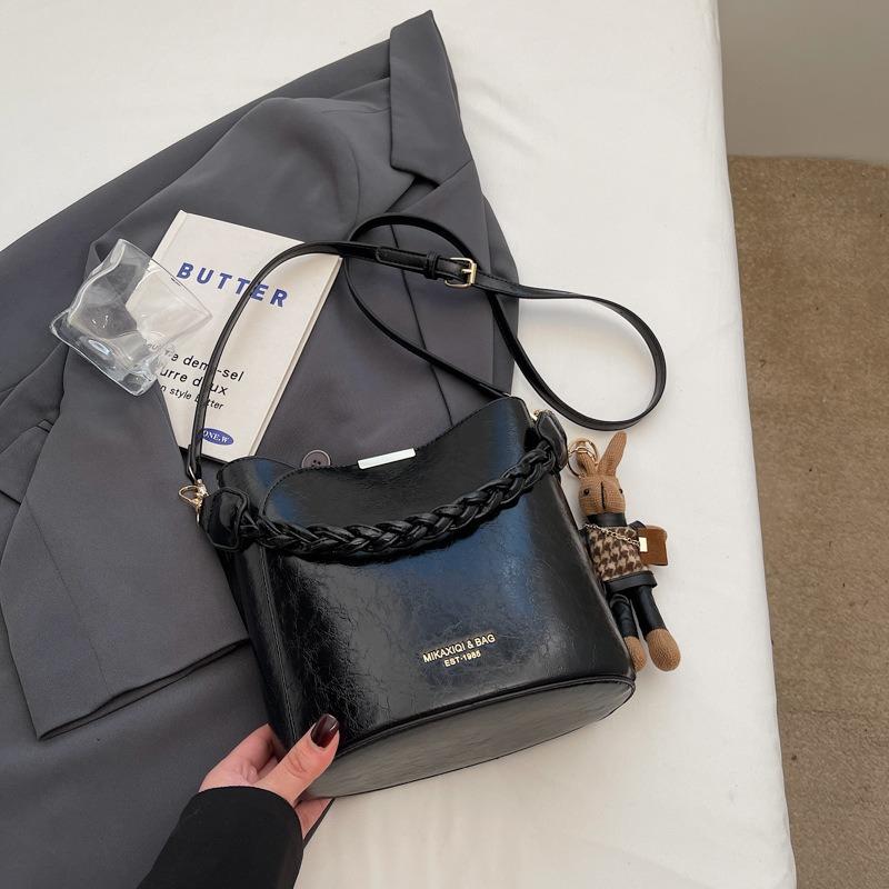 Retro Niche Design Bag Women's New High-end Texture Versatile Messenger Bag Portable Bucket Bag