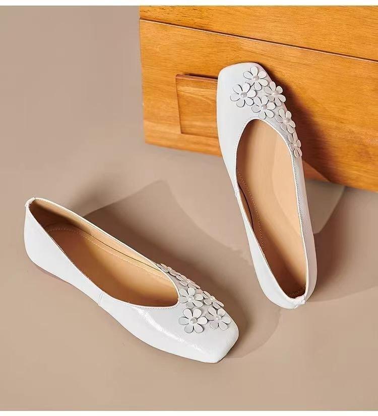 

French fairy wind flower shallow mouth single shoes female 2025 autumn new flat-bottomed comfortable one-pedal soft-soled beanie shoes 40