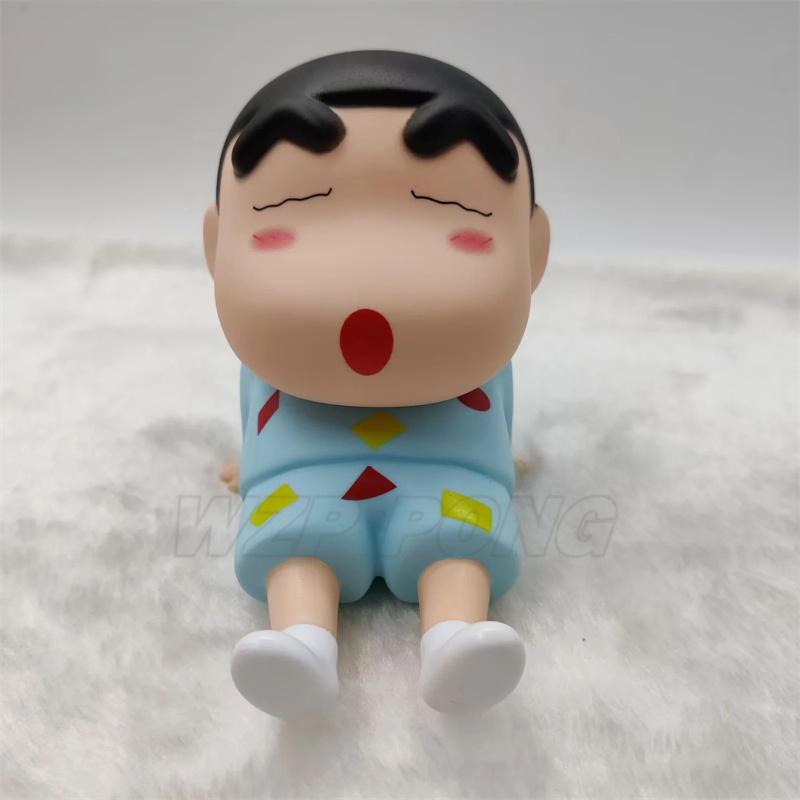 

Crayon Shin-Chan Anime Figure Phone Holder Kawaii Desktop Ornaments Phone Support Mini Nohara Shinnosuke Decoration Toys Gifts небо синє кольору