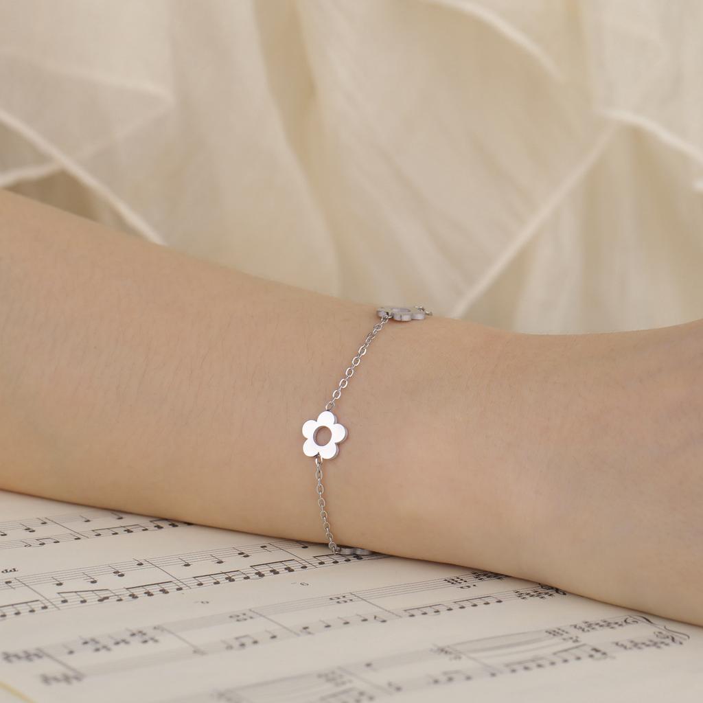 Simple Welded Flower Pendant Bracelet with Four Blossoms Fashion Versatile Best Friend Jewelry