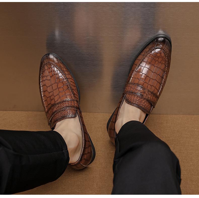 British Men's Crocodile Pattern Shiny Leather Loafers – Pointed Toe Slip-On Shoes for Nightclub Hairstylists, Cross-Border Plus Size Available.