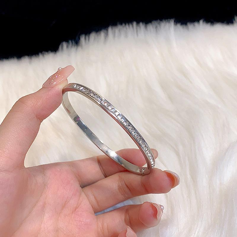 Hot-Selling Titanium Steel Luxury Bracelet Collection: Versatile Design