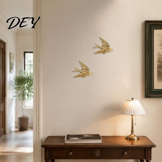 Retro Style Wall Art Gold Swallow Decor, Resin Flying Bird Sculpture, Vintage Living Room Decoration 3D for Bedroom Home Decor Bronze Ornament
