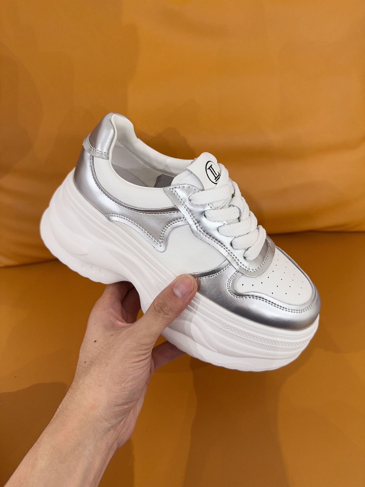 

2025 autumn and summer muffin thick-soled leather dad shoes women s casual height-increasing sports shoes breathable versatile white shoes fashion 40 серебряный