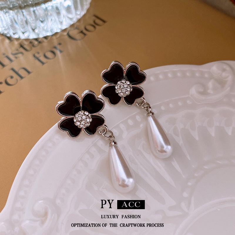 

Silver Needle Diamond Inlaid Oil Flower Pearl Earrings - French Retro Studs
