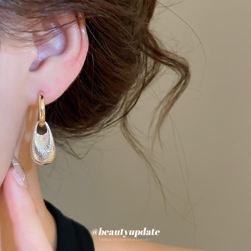 Irregular metal pleated water drop pendant ear buckle casual simple fashion temperament earrings light luxury high-end earrings