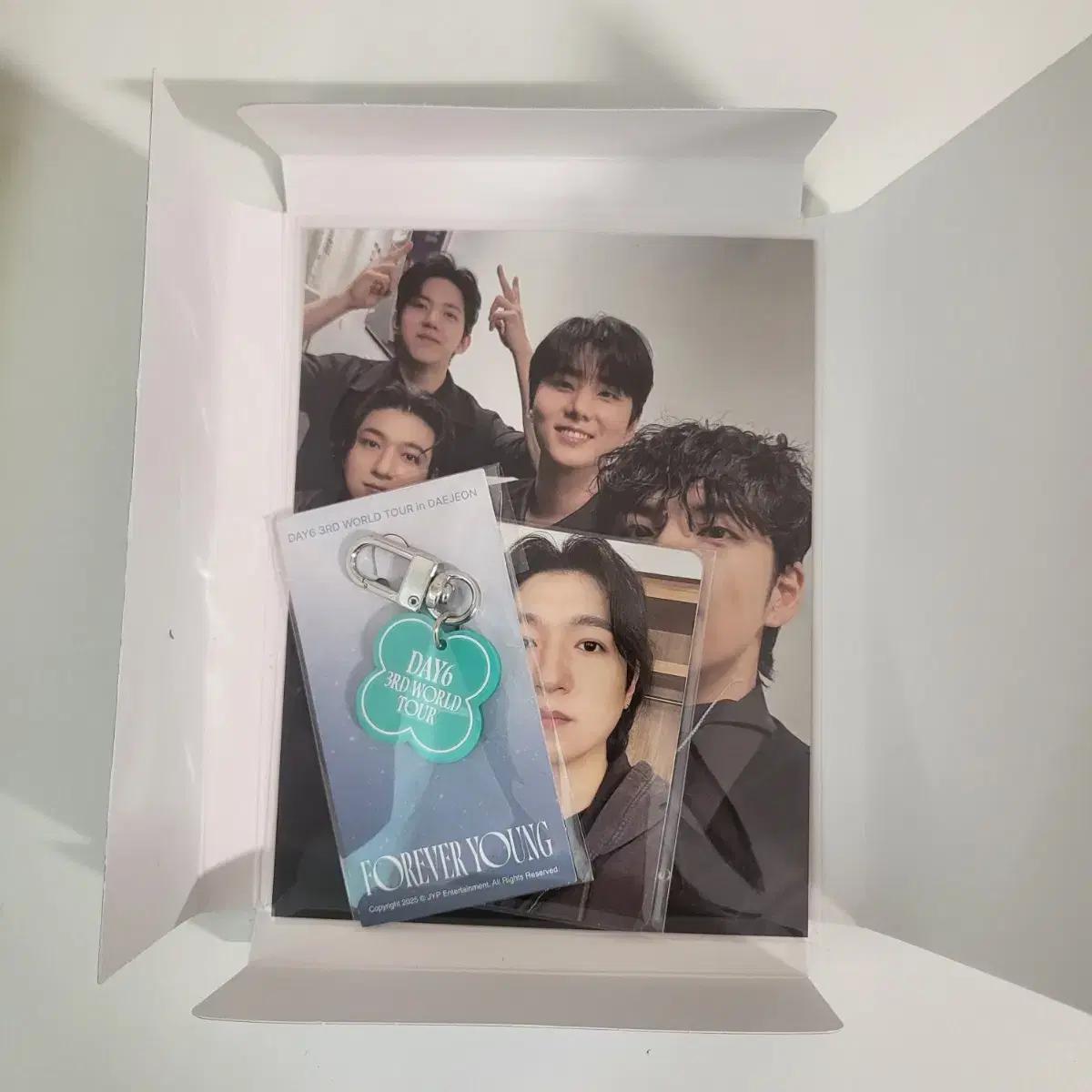 

Day6 Forever Young Admission Kit